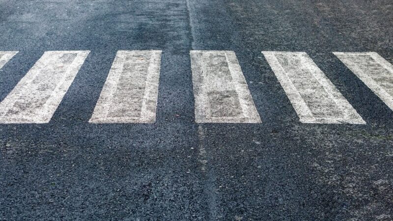 Bohaterski policjant ratuje życie 63-latka leżącego na drodze