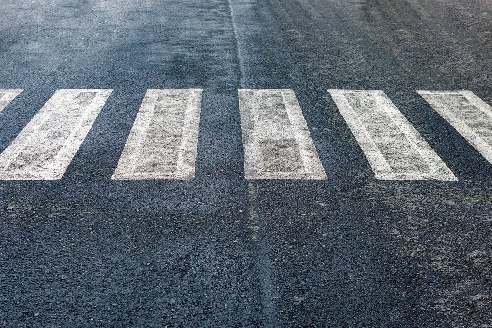Bohaterski policjant ratuje życie 63-latka leżącego na drodze