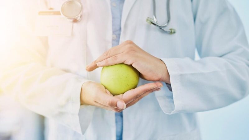 Bezpieczne zachowanie dzieci: Policjant z Woli uczy, jak reagować na obcych