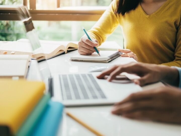 Bezpieczne przedszkola: Policjantka uczy dzieci zasad ostrożności