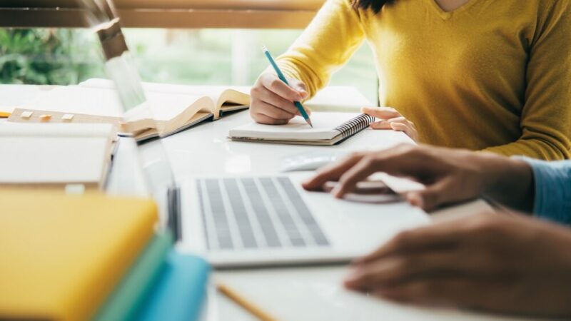 Bezpieczne przedszkola: Policjantka uczy dzieci zasad ostrożności