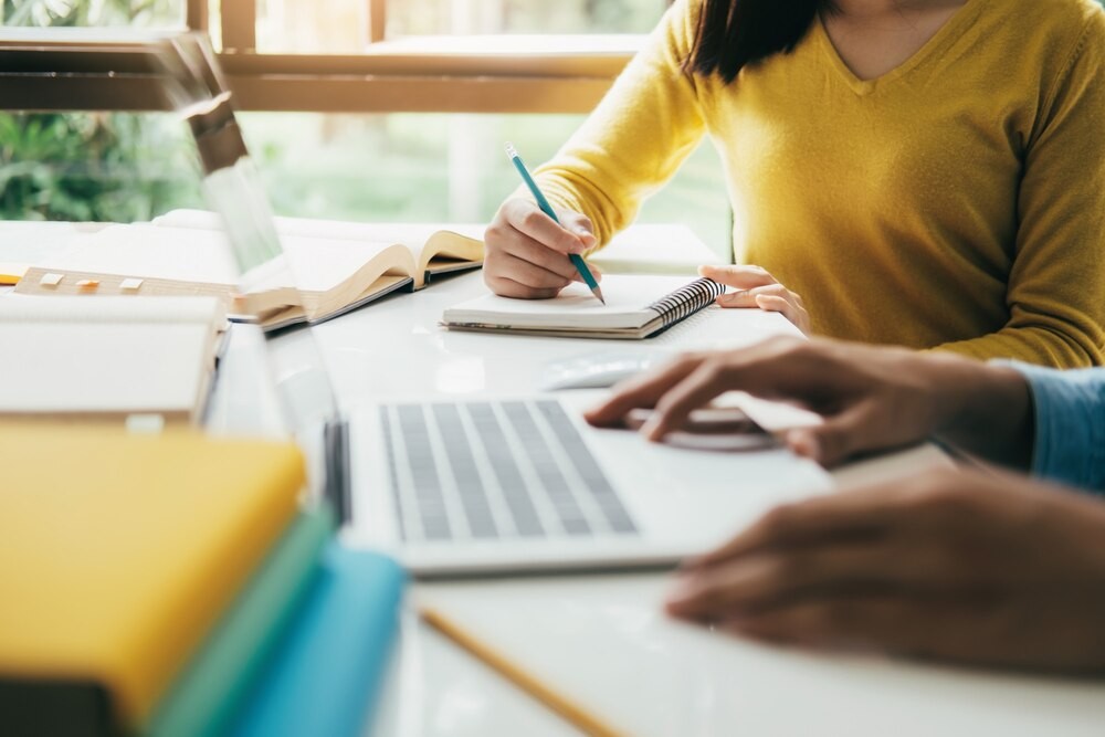 Bezpieczne przedszkola: Policjantka uczy dzieci zasad ostrożności