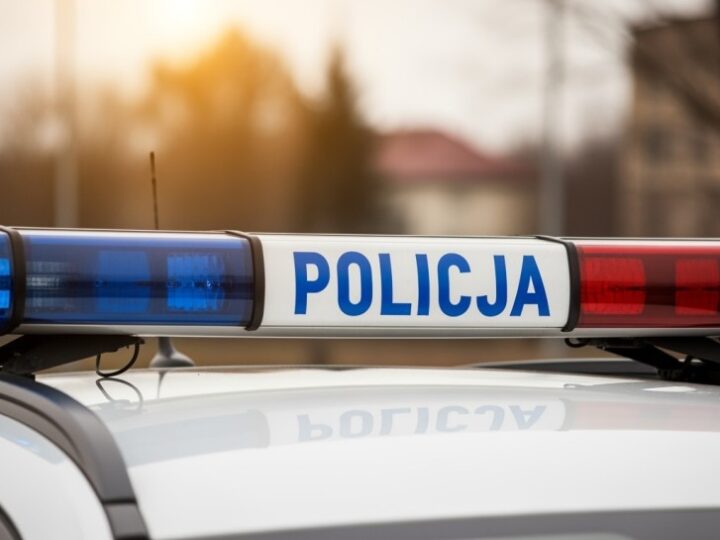 Kontrterroryści i psy bojowe w akcji z helikopterem Black Hawk