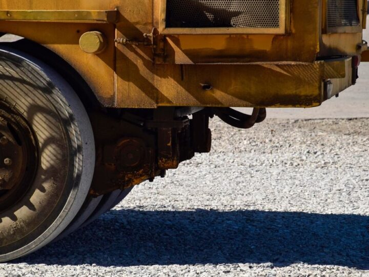 Nowa nawierzchnia i bezpieczne przejścia w alei Komandosów!