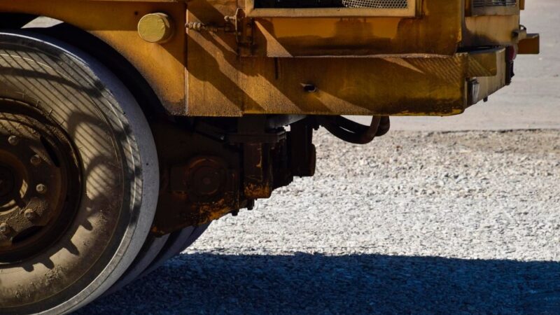 Nowa nawierzchnia i bezpieczne przejścia w alei Komandosów!