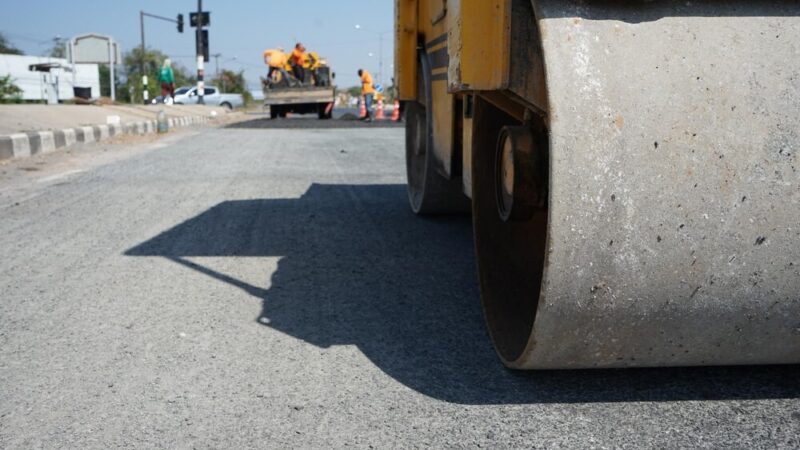 Opóźnienie prac na ul. Paderewskiego: zmiany w organizacji ruchu wstrzymują inwestycję