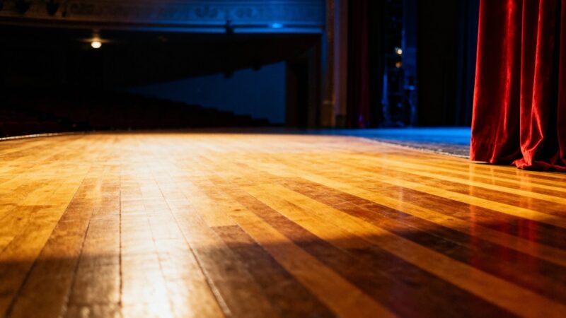 Przedszkolaki zanurzone w baśniowy świat w bibliotece na Pradze-Północ