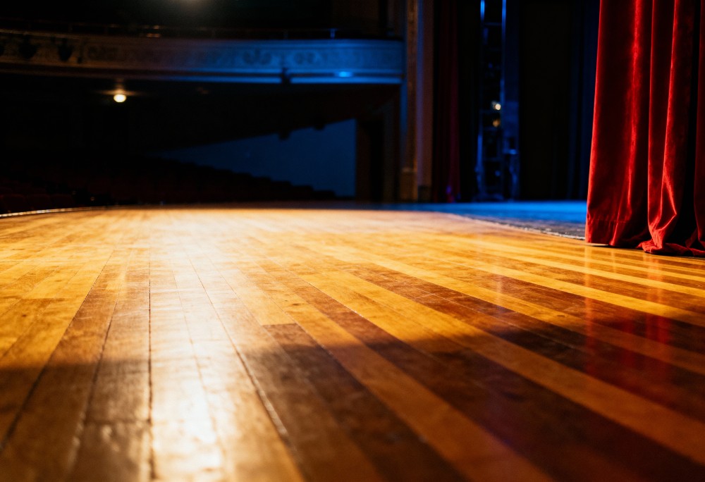 Przedszkolaki zanurzone w baśniowy świat w bibliotece na Pradze-Północ