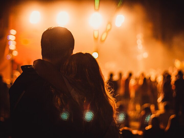 Magiczne Andrzejki z Teatrem Echa: Wróżby, Muzyka i Radosna Zabawa!