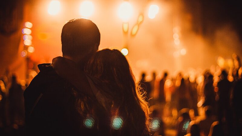 Magiczne Andrzejki z Teatrem Echa: Wróżby, Muzyka i Radosna Zabawa!