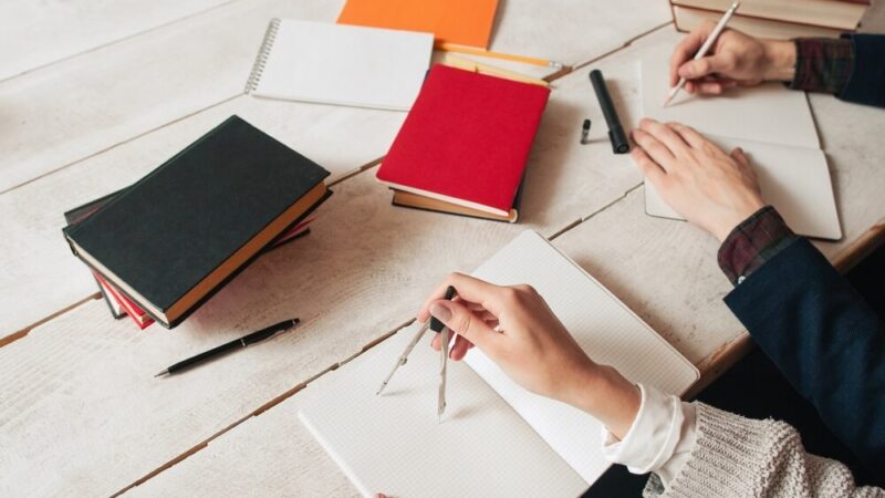 Młodzież w Targówku z bliska poznaje historię Powstania Warszawskiego dzięki Danucie Dworakowskiej