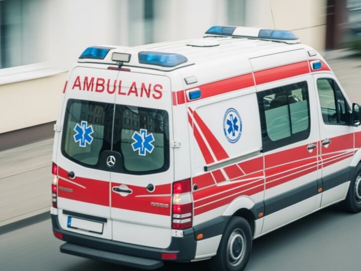 Policjanci z Woli ratują życie starszej kobiecie na ulicy