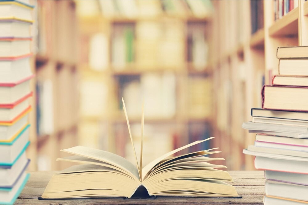 Tomasz Gęsikowski odkrywa tajemnice Misia Margolci w bibliotece