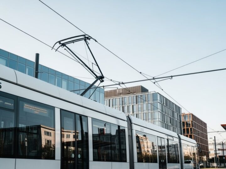 Warszawa wprowadza rewolucję: pierwszy podziemny przystanek tramwajowy z antresolą!
