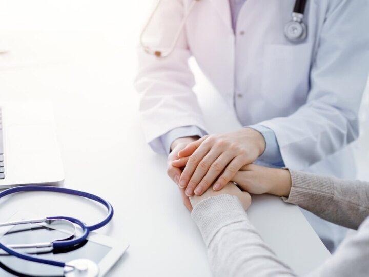 Dzielnicowy edukuje uczniów o bezpiecznych feriach zimowych