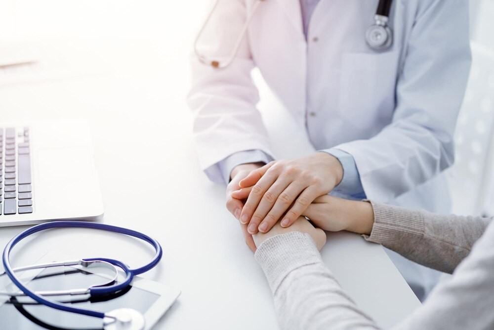 Dzielnicowy edukuje uczniów o bezpiecznych feriach zimowych