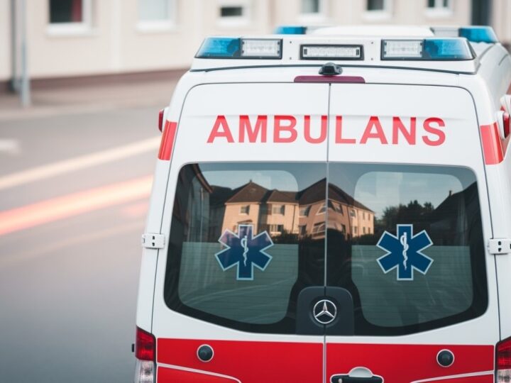 Policjanci uratowali kobietę z lodowatej wody przerębla