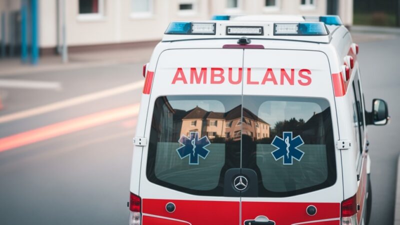 Policjanci uratowali kobietę z lodowatej wody przerębla