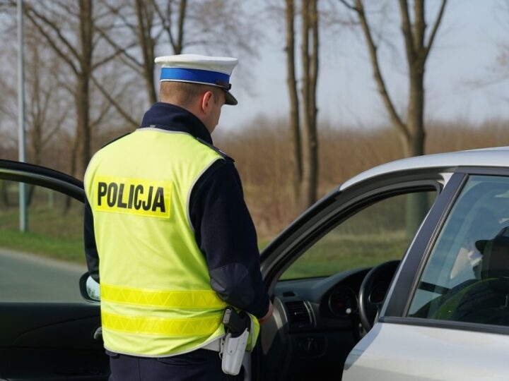 Kierowca stracił prawo jazdy za szaleńczą prędkość w Węgrzynowie