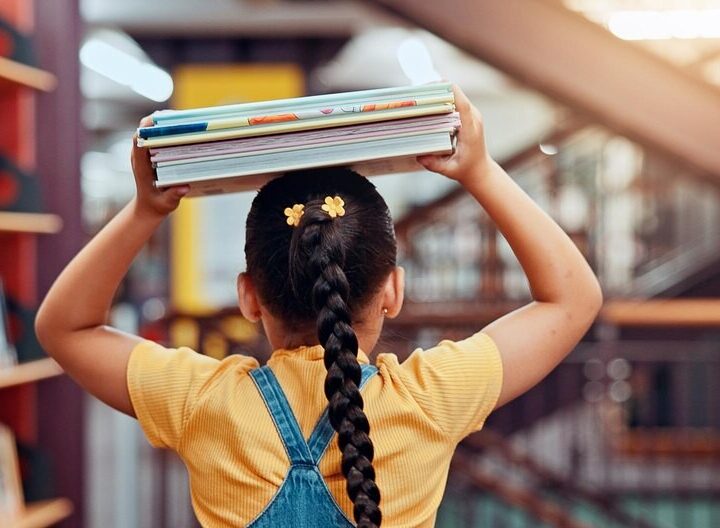 Mundurowi uczniowie z Makowa odkrywają tajniki Akademii Policji w Szczytnie