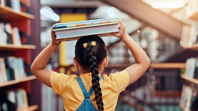 Mundurowi uczniowie z Makowa odkrywają tajniki Akademii Policji w Szczytnie