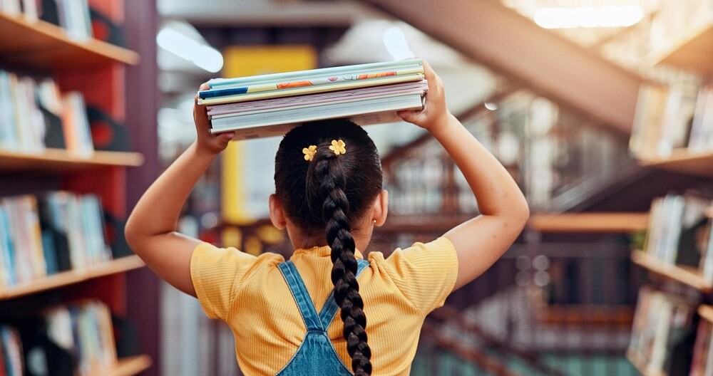 Mundurowi uczniowie z Makowa odkrywają tajniki Akademii Policji w Szczytnie