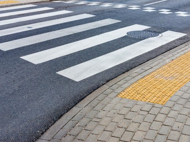 Bezpieczeństwo dzieci w drodze do szkoły i podczas prac na wsi – kluczowe zasady rozmowy z najmłodszymi