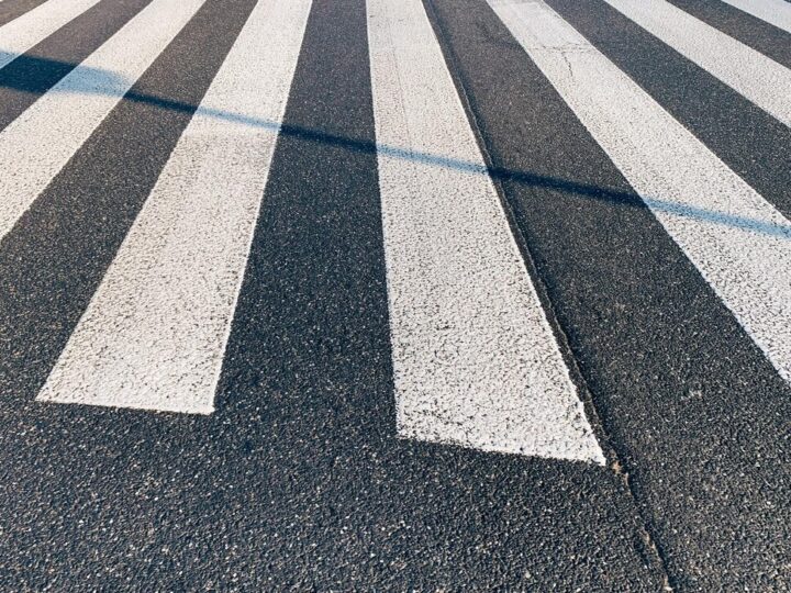 Policjanci edukują przedszkolaków o bezpieczeństwie na drodze