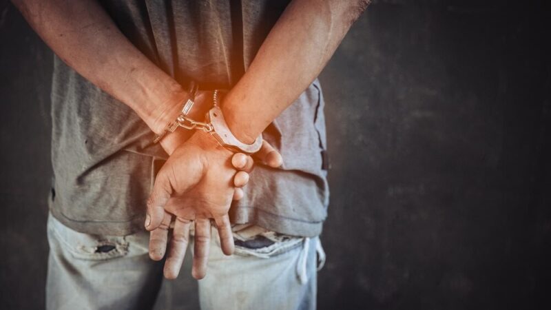 Czujny świadek powstrzymał kradzież katalizatora – policjantki szybko zareagowały