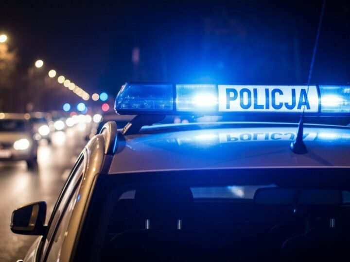 Kobieta oferuje złotą obrączkę policjantom w zamian za odstąpienie od interwencji