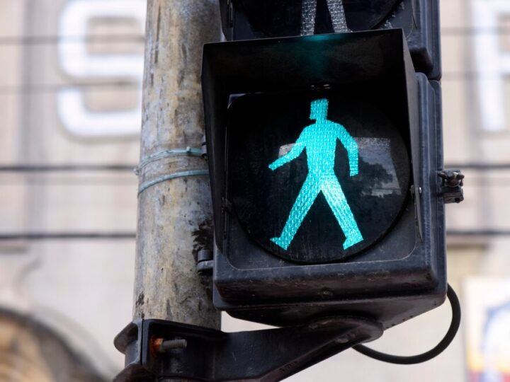 Ciągnik uszkodził ogrodzenie kaplicy, mężczyzna trafił do szpitala po najechaniu na stopę