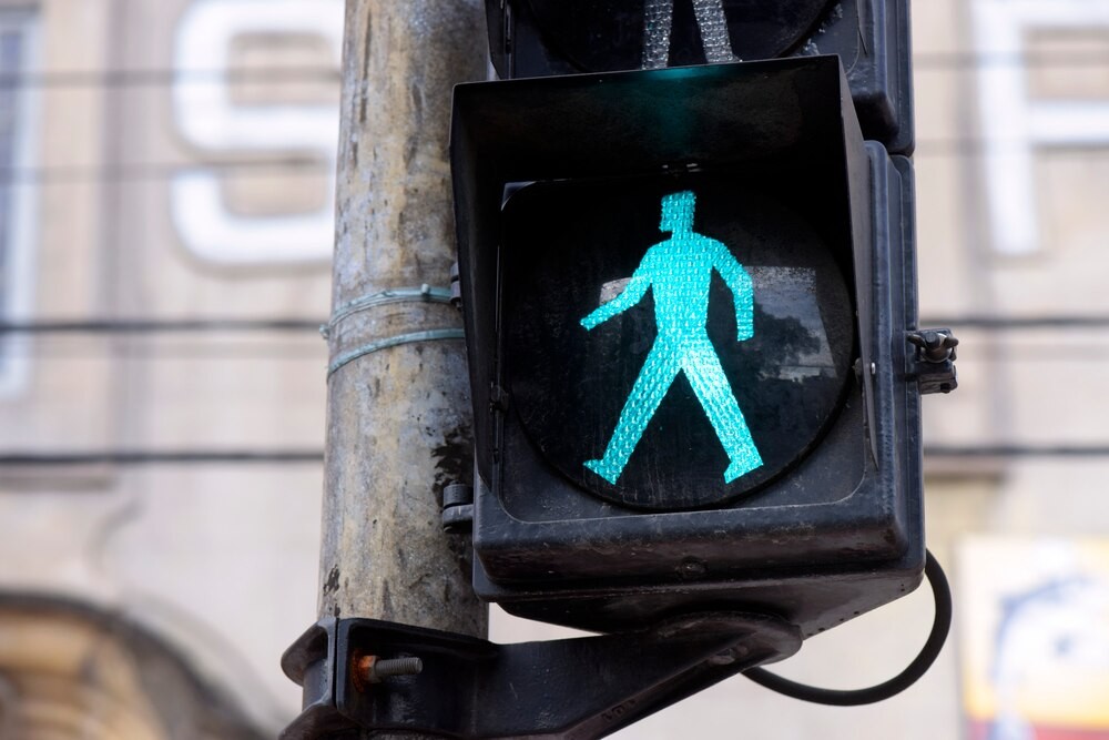 Ciągnik uszkodził ogrodzenie kaplicy, mężczyzna trafił do szpitala po najechaniu na stopę