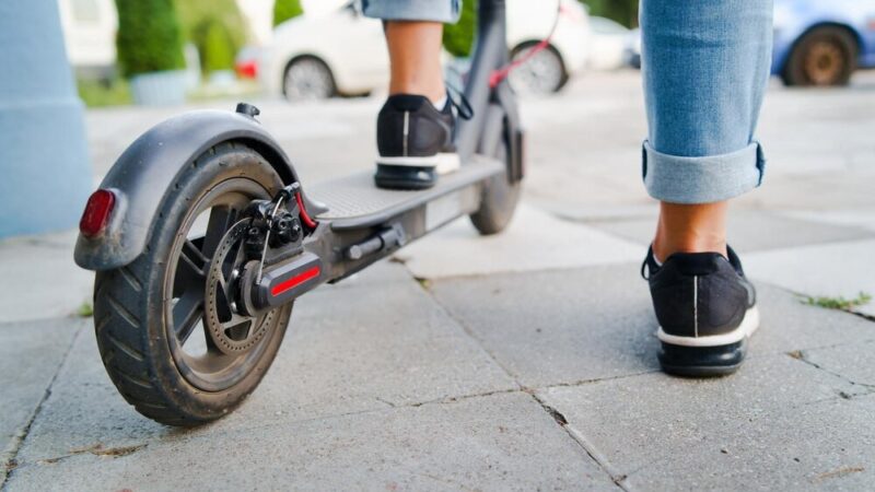 Mundurowi uczą dzieci bezpieczeństwa na rowerach i wręczają kaski ochronne