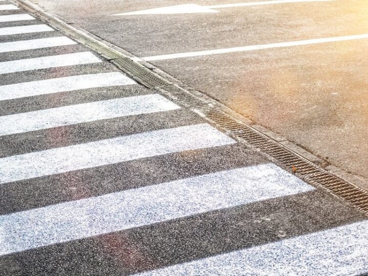 Policjantka uczy uczniów w Łosicach, jak bezpiecznie dotrzeć do szkoły