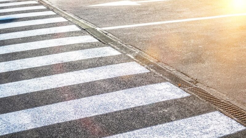 Policjantka uczy uczniów w Łosicach, jak bezpiecznie dotrzeć do szkoły
