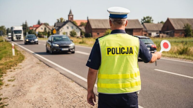 BMW pozostawione na S-8 – potencjalne niebezpieczeństwo w Lucynowie