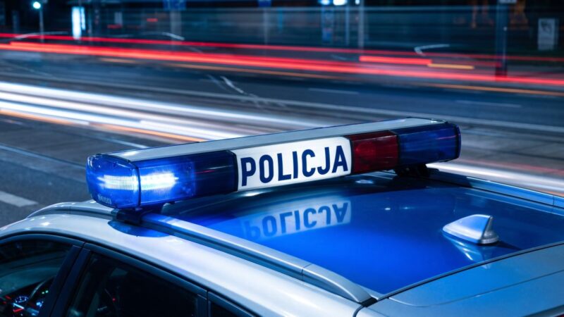 Mężczyzna strzelał w kierunku przechodnia, policja go zatrzymała i zabezpieczyła broń