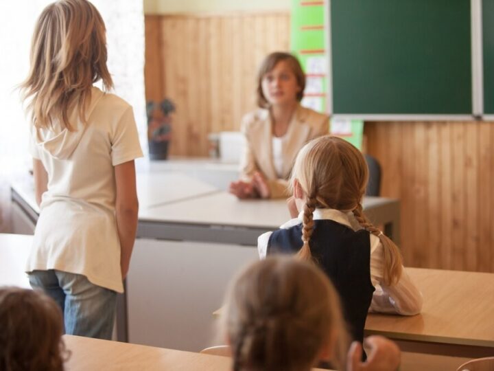 Dzielnicowy edukuje młodzież o hejcie, bezpieczeństwie drogowym i zagrożeniach związanych z używkami