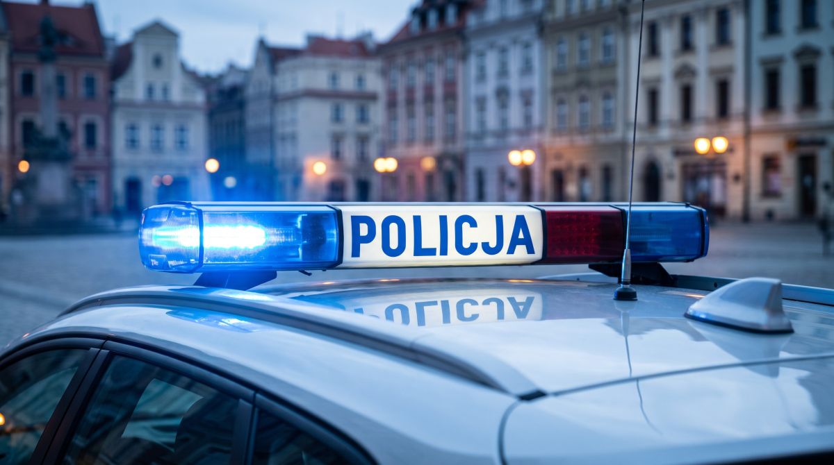 Agresywny napastnik wybił szybę w aucie i szybko wpadł w ręce policji
