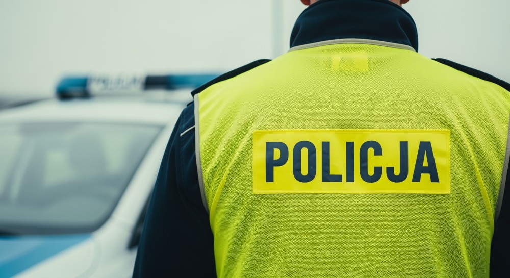Bezpieczne drogi: Policjantka uczy uczniów zasad ruchu drogowego
