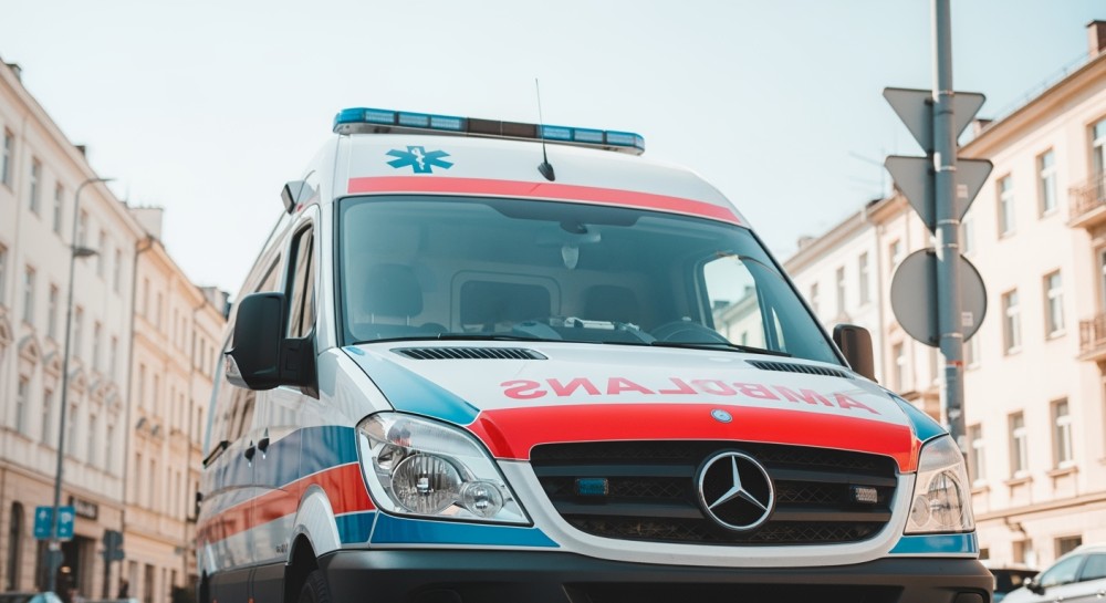 Policja ratuje psa uwięzionego w mieszkaniu. Zwierzę samotnie cierpiało przez dni