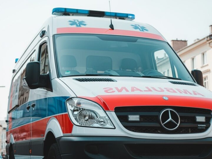Zaginiony 83-latek odnaleziony w lesie dzięki szybkiej reakcji służb