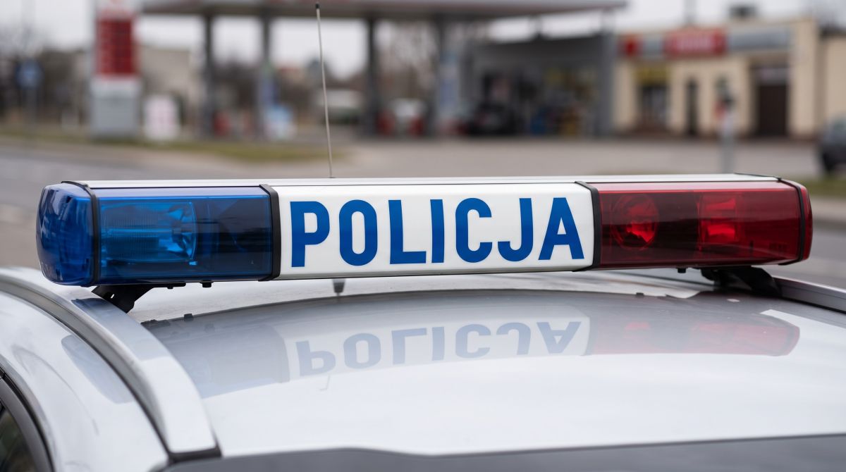 Kobieta wyrzuciła skradziony telefon przed przybyciem policji, ale nie uniknęła zarzutów