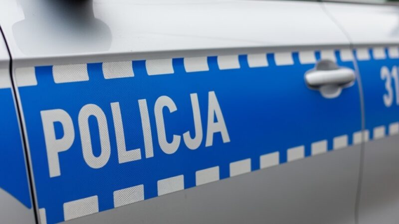 Mundurowi czuwają nad bezpieczeństwem w Świerczach. Kontrolują tory i rozdają odblaski