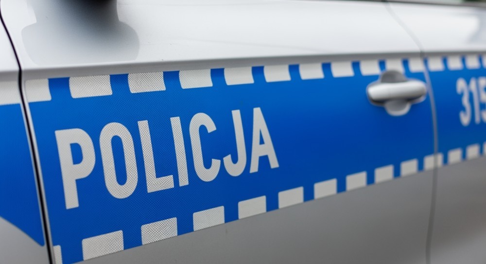 Mundurowi czuwają nad bezpieczeństwem w Świerczach. Kontrolują tory i rozdają odblaski