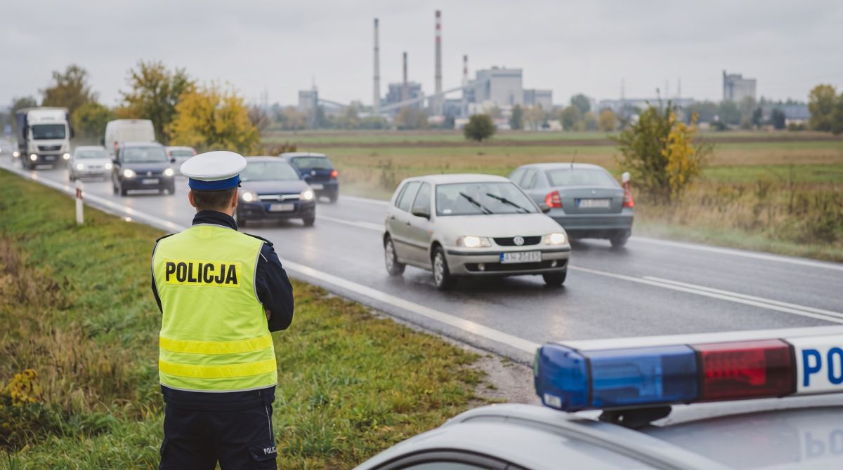 Szybka jazda kończy się utratą prawa jazdy i wysokim mandatem
