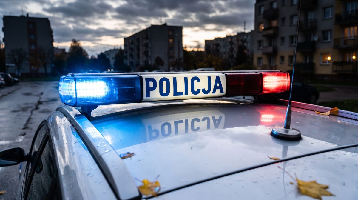 Gostynińscy policjanci i uczniowie przypominali o bezpieczeństwie i oddali hołd ofiarom wojny