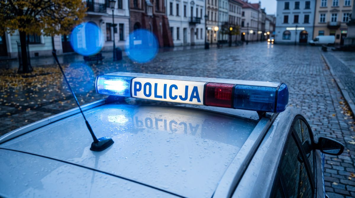 Złamał sądowy zakaz i wpadł. Policja znalazła u 38-latka narkotyki i 7 tys. złotych
